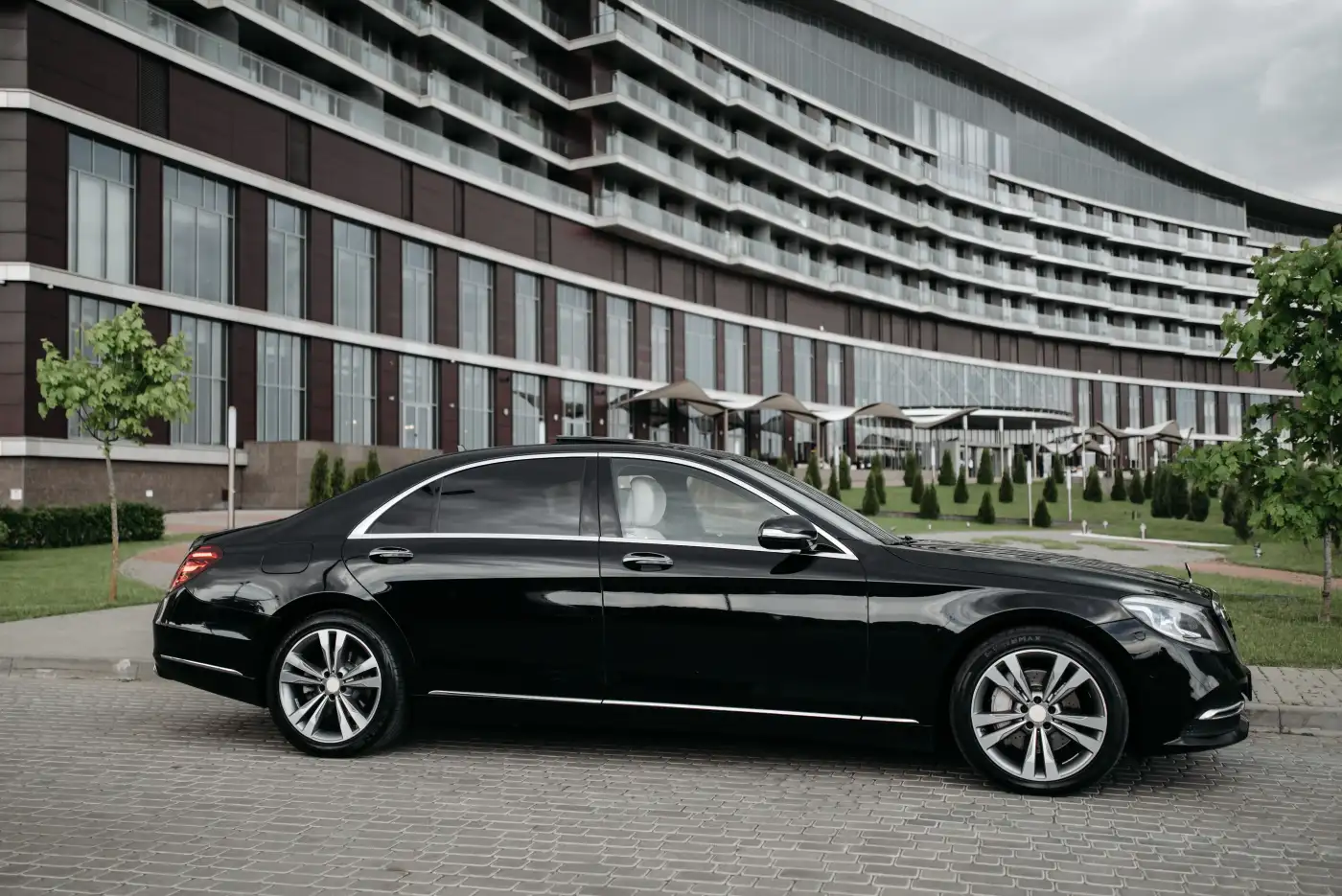 Automóvil premium junto a un edificio de negocios