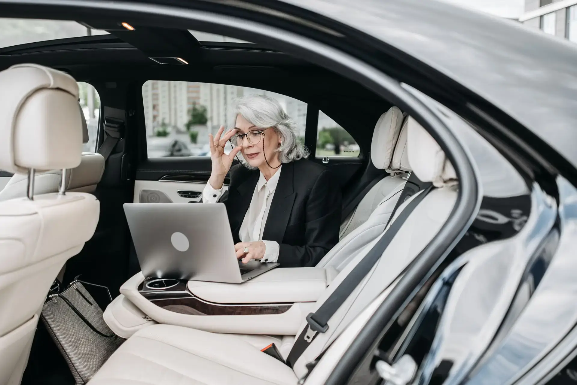 Interior privado de un automóvil premium