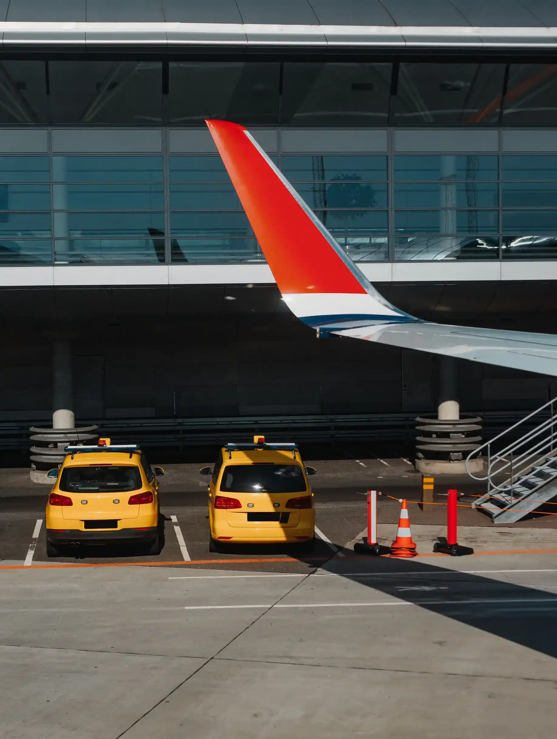 Vehículo ejecutivo en zona de aeropuerto